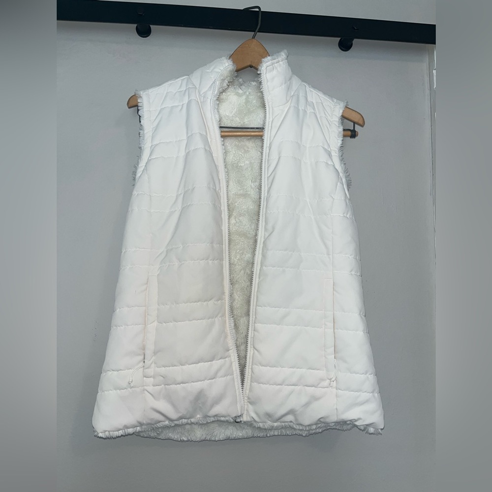 Reversible off white puffer vest.